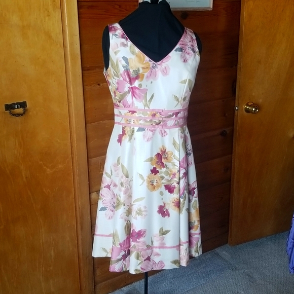Sleeveless spring dress - Picture 1 of 3